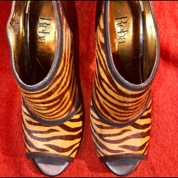 🔥SALE🔥ZEBRA STRIPPED HEELS - Picture 2 of 8
